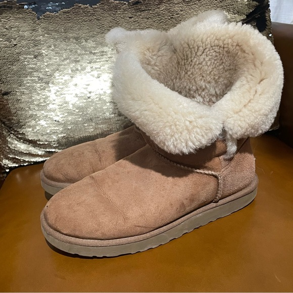 Ugg Short Womens Boots Size 8! - Picture 5 of 16